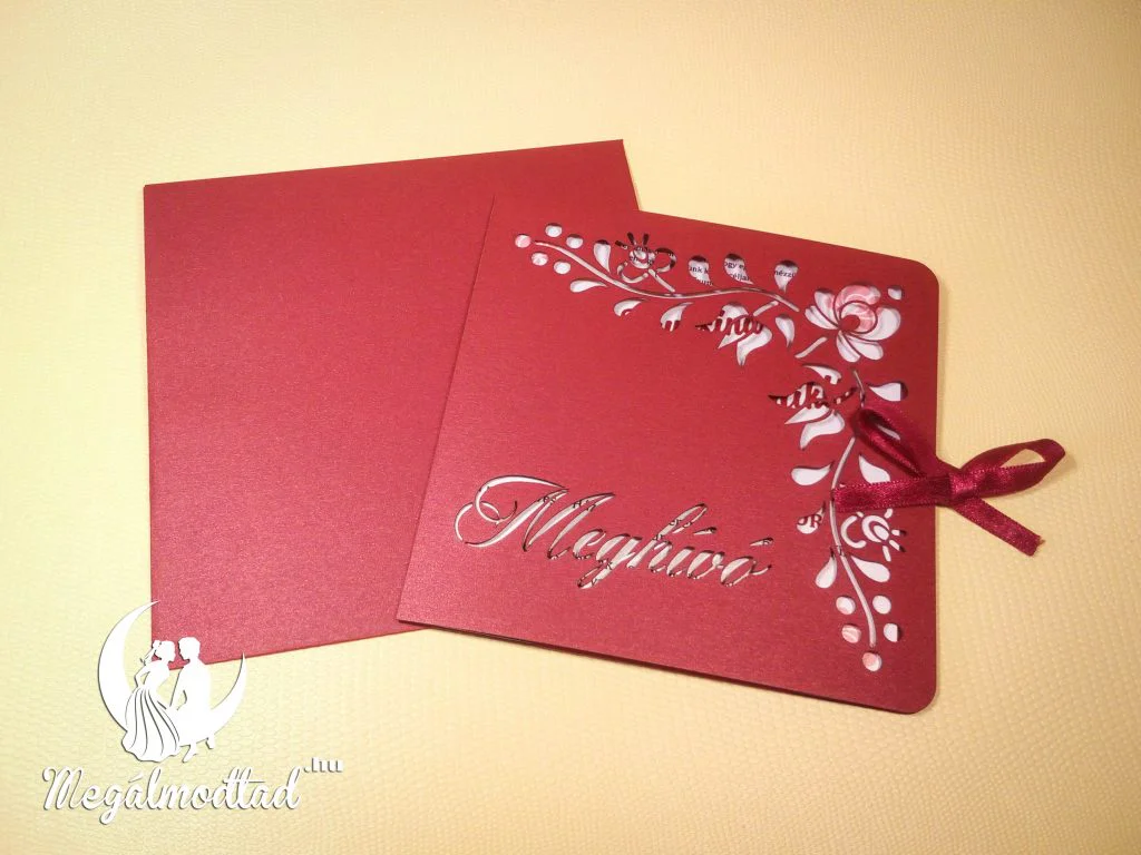 Oldalra kinyitható lézervágott esküvői meghívó Matyó jellegű népi motívumokkal.