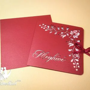 Matyó lézervágott esküvői meghívó bordó gyöngyház kartonból, népi rózsa és tulipán motívumokkal