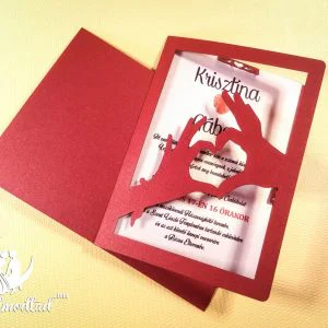 Szív alakot formáló kéz mintás lézervágott esküvői meghívó