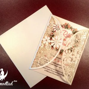 Kinyitható virágkoszorús lézervágott esküvői meghívó belső lappal