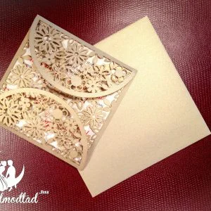 Virágmintás lézervágott esküvői meghívó zárt állapotban