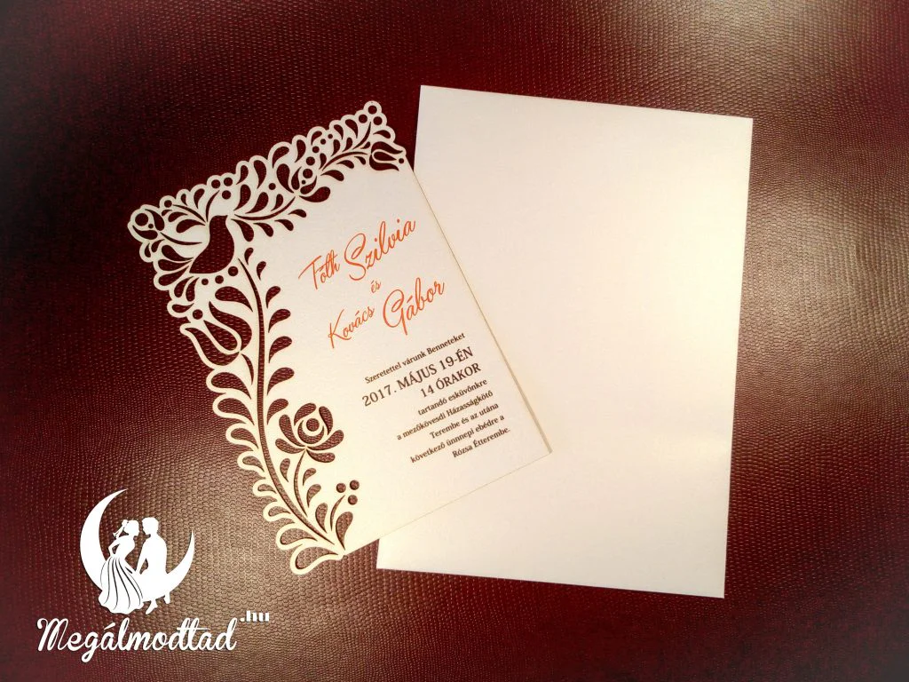 Egylapos esküvői meghívó népmesei motívumokkal, madárral, tulipánnal és rózsával.