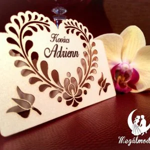 Esküvői ültetőkártya lézervágott Matyó tulipánokkal, rózsákkal és levelekkel.