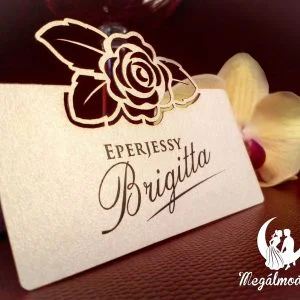 Lézervágott esküvői ültetőkártya rózsa és levelek mintával.