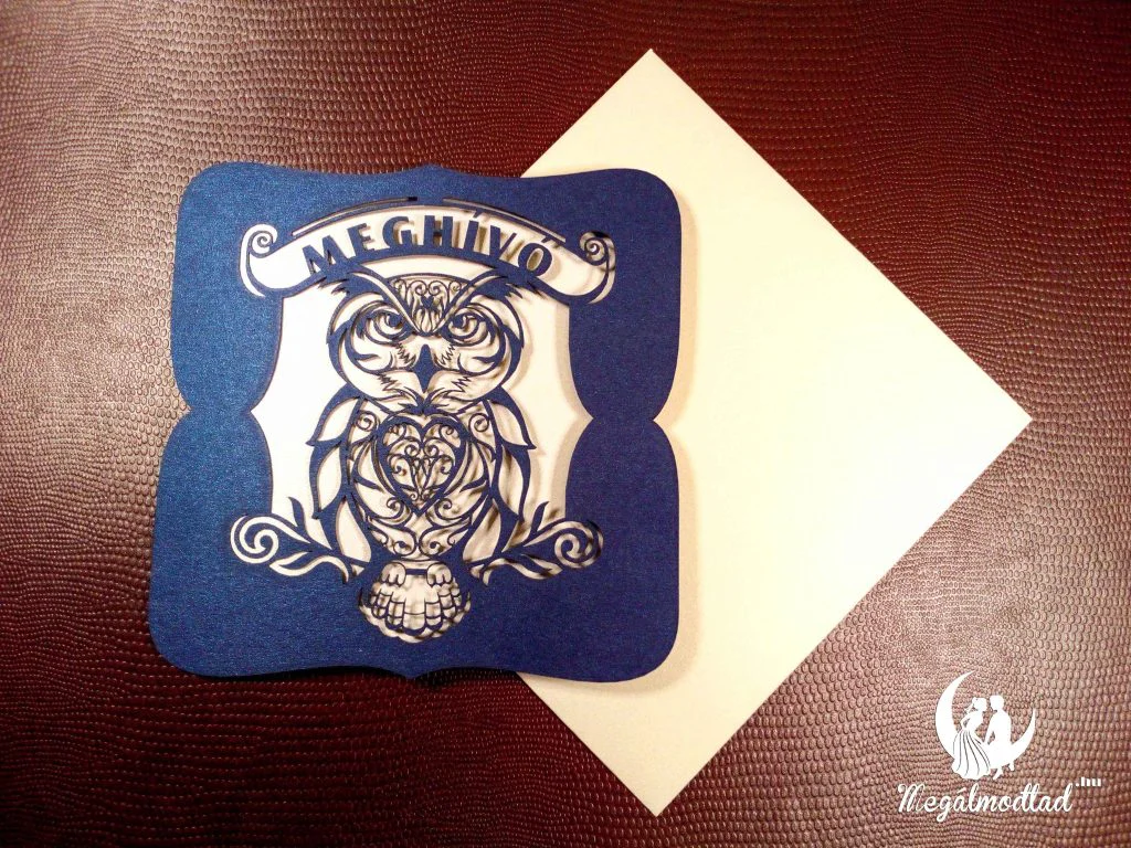 Kinyitható esküvői meghívó bagoly motívummal.