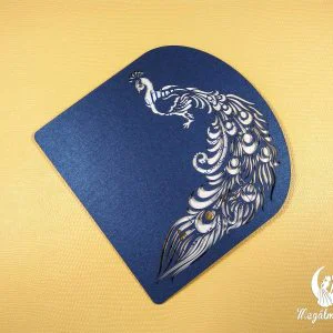 Páva mintás lézervágott esküvői meghívó sötétkék kartonból