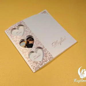 Fényképes szíves lézervágott esküvői meghívó három szív mintával