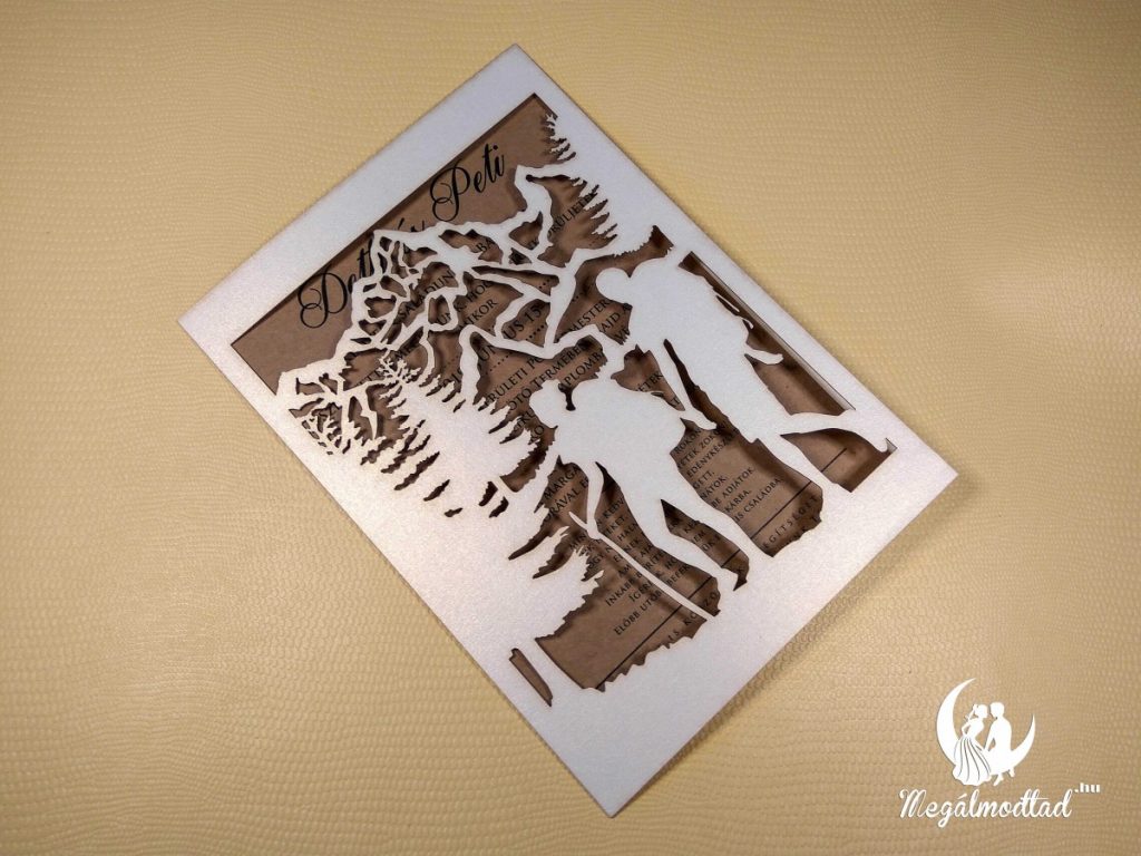 Kinyitható lézervágott esküvői meghívó, túrázó ifjú párral hegyek között.