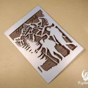 Túrázó páros lézervágott esküvői meghívó erdő és hegyek mintával