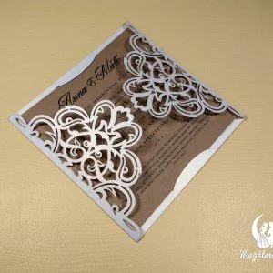 Csipkés lézervágott esküvői meghívó gyöngyház fényű kartonon, részletes mintával