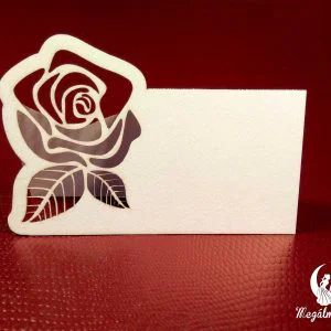 Egyedi lézervágott esküvői ültetőkártya rózsával és levél mintával.