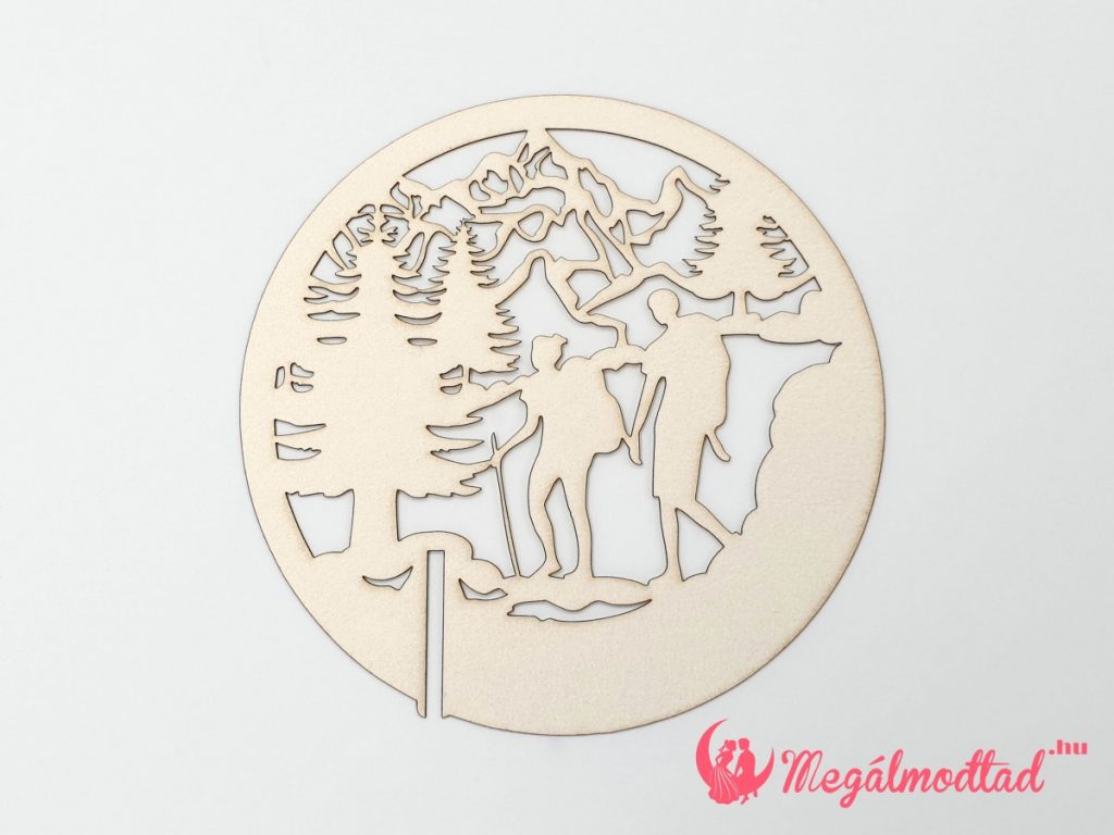 Lézervágott pohárra akasztható ültetőkártya túrázó párral.