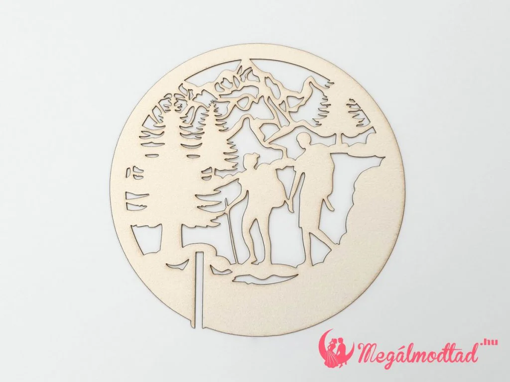 Lézervágott pohárra akasztható ültetőkártya túrázó párral.