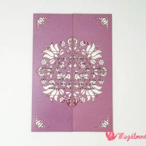 Népies jellegű lézervágott esküvői meghívó tulipánokkal és madár párral