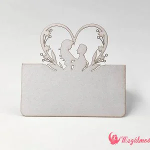 Egyedi lézervágott ültetőkártya, szerelmes pár szív keretben, virág motívummal.