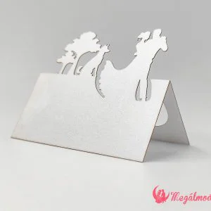 Táncoló ifjú pár és kutya lézervágott esküvői ültetőkártya.