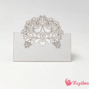 Lézervágott esküvői ültetőkártya népi motívumokkal, tulipánokkal és gerlepárral.