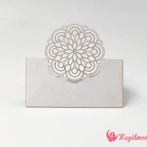 Lézervágott ültetőkártya mandala mintával.