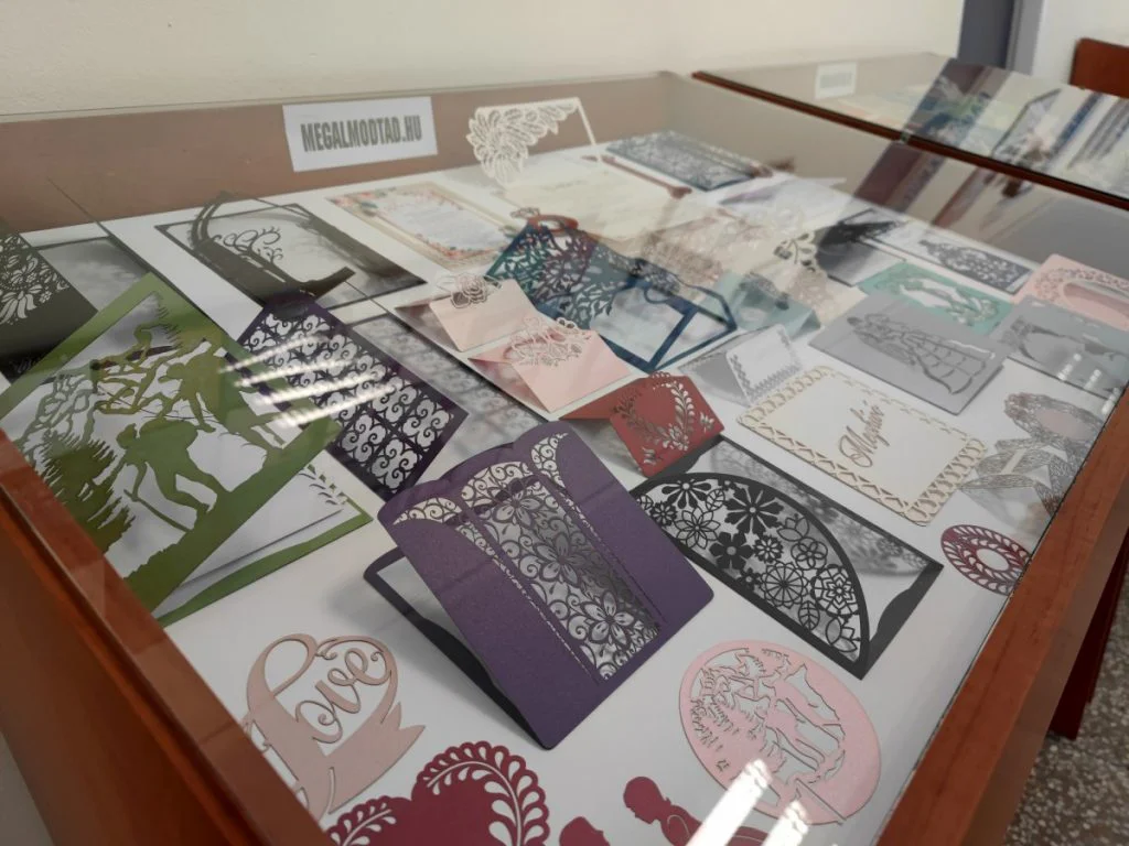 Megálmodtad.hu lézervágott esküvői meghívók közelről