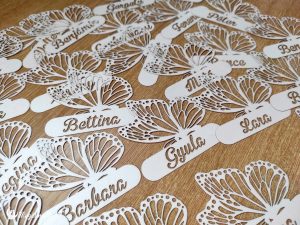 Egyedi lézervágott pillangó, ajtóra ragasztva, egy osztály minden tagjának nevével.