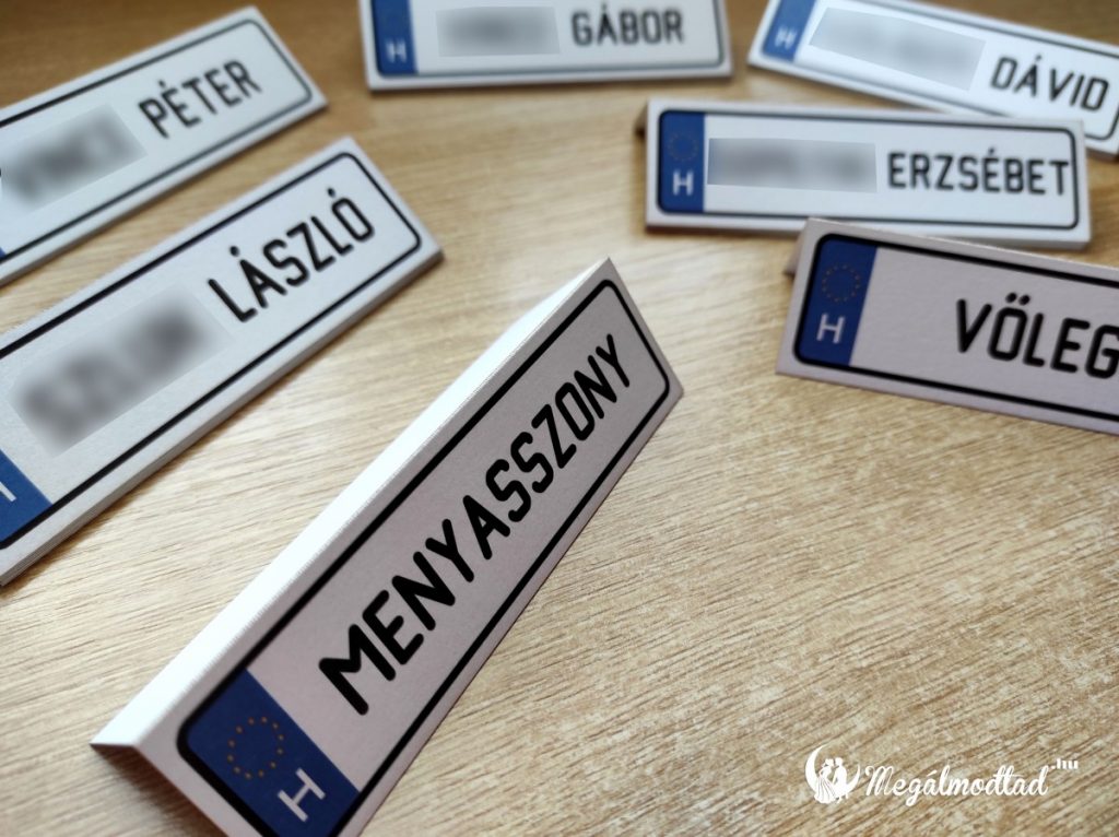 rendszámtábla ültetőkártya esküvőre